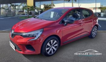 la citadine renault clio est à saisir chez Renault Saint-Pierre, modèle de 2022, vue avant, couleur rouge, occasion 974