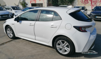 Toyota Corolla 5 portes Minium 1.8L HSD 122ch BVA blanche, vue arrière, spoiler, VO à La Réunion