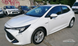 Toyota Corolla 5 portes Minium 1.8L HSD 122ch BVA blanche, vue de face, Véhicules Occasion à La Réunion