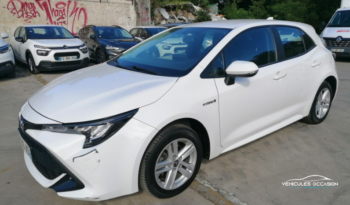 Toyota Corolla 5 portes Minium 1.8L HSD 122ch BVA blanche, vue de face, Véhicules Occasion à La Réunion