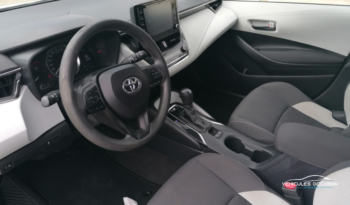 VO 974 : Intérieur avant de la Toyota New Corolla 5P Minium 1.8L HSD 122ch BVA à La Réunion