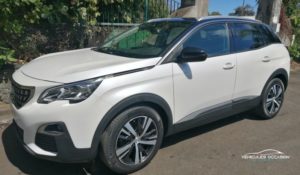 Vue de face de la calandre et des feux avant du Peugeot 3008 ACTIVE PACK d'occasion à La Réunion