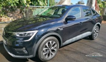 Vue de l'avant du Renault Arkana BUSINESS 1.3L TCE 140 CH EDC d'occasion à La Réunion