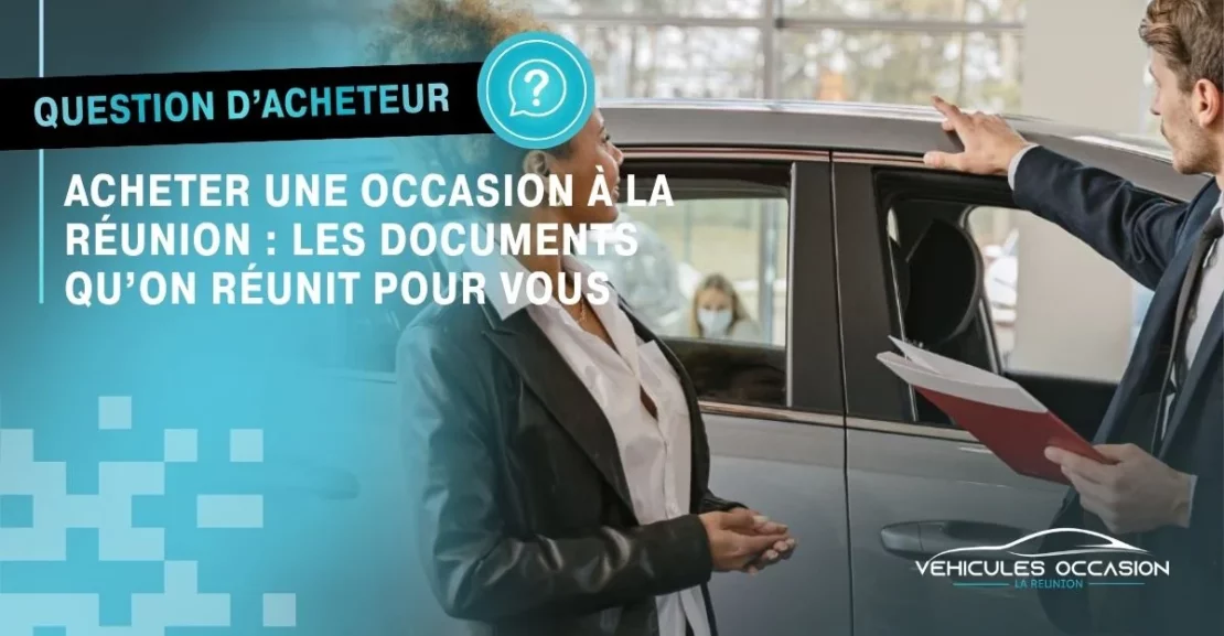 Un vendeur tenant un dossier de documents échange avec une cliente devant une voiture d'occasion à La Réunion
