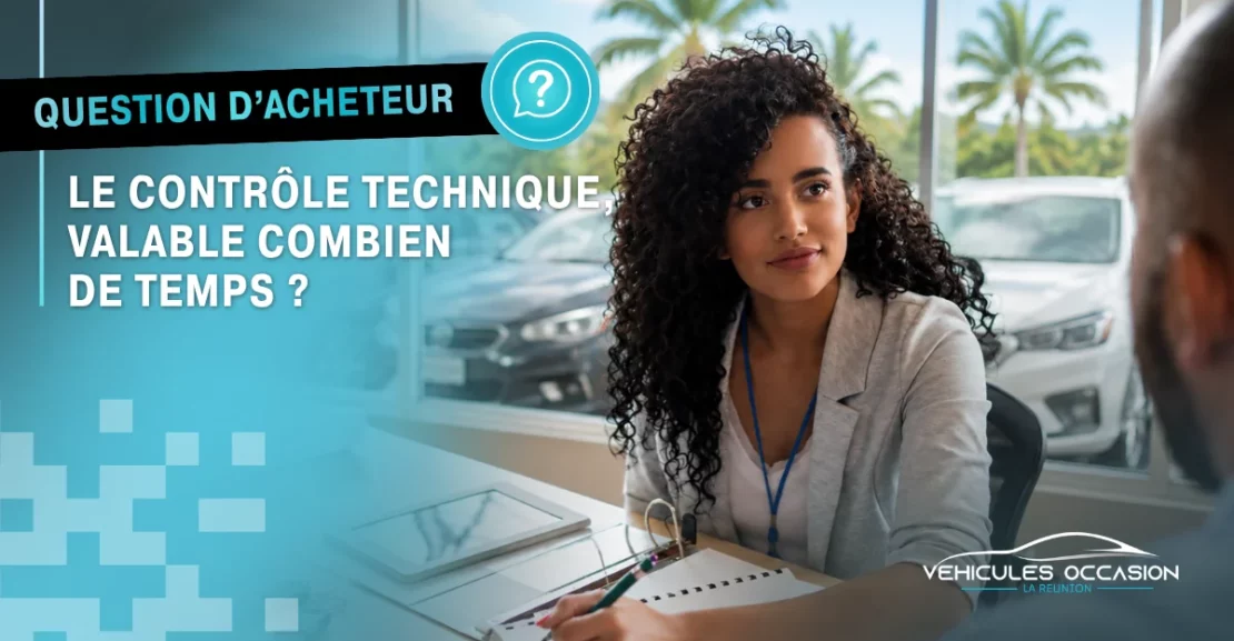 Vignette et procès-verbal de contrôle technique posés sur le tableau de bord d'une voiture d'occasion à La Réunion