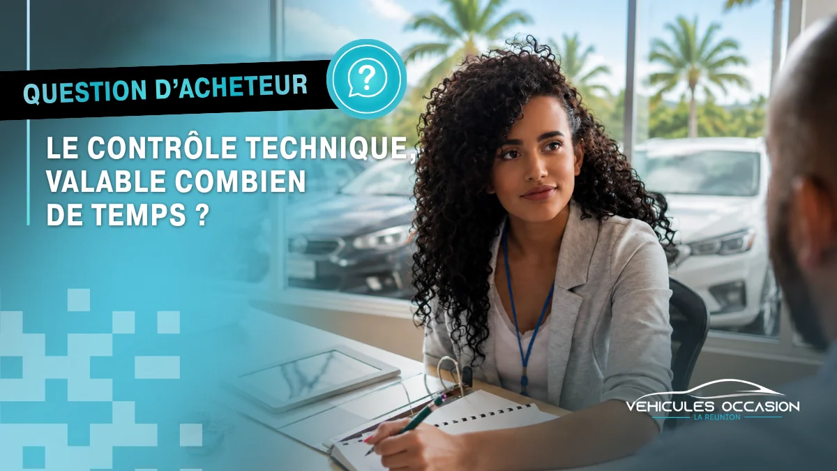 Vignette et procès-verbal de contrôle technique posés sur le tableau de bord d'une voiture d'occasion à La Réunion
