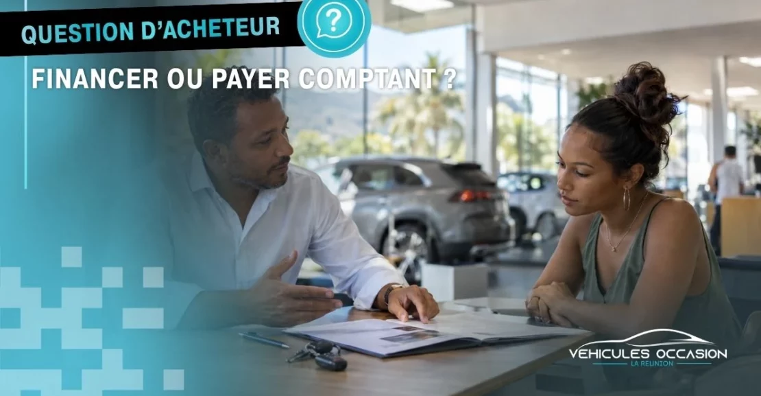 Un commercial et une cliente discutent du financement d'une voiture d'occasion dans un bureau de concession à La Réunion