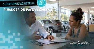Un commercial et une cliente discutent du financement d'une voiture d'occasion dans un bureau de concession à La Réunion