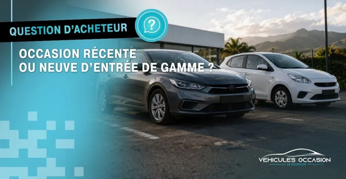 Une voiture d'occasion récente et une voiture neuve d'entrée de gamme côte à côte devant une concession à La Réunion