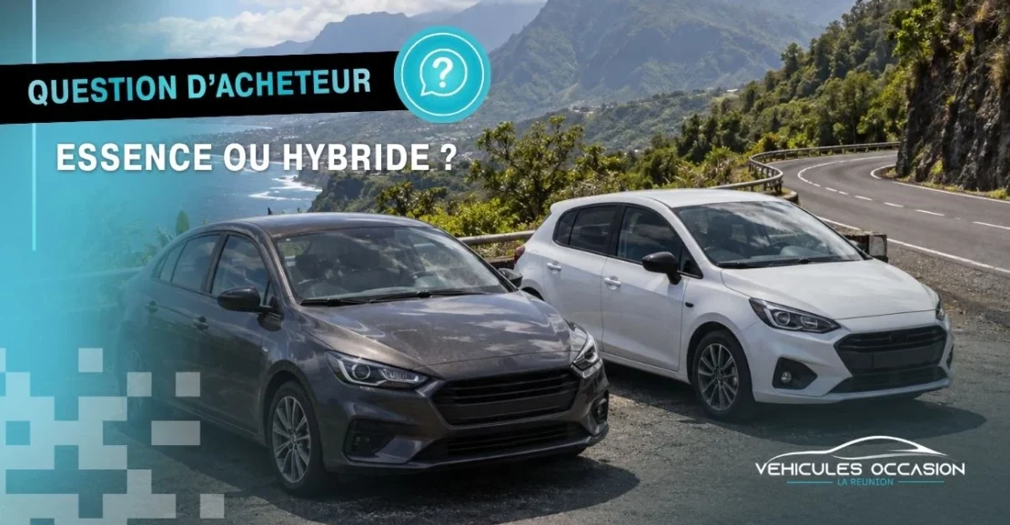 Deux voitures d'occasion, une essence et une hybride, sur une route de La Réunion entre littoral et Hauts
