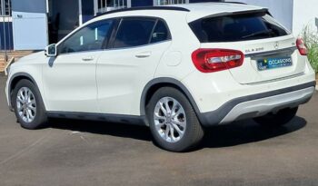 Occasion à vendre : Mercedes-benz voiture blanc cirrus diesel 200 d amg line Reunion