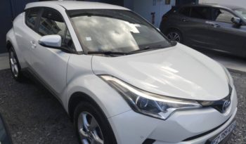 Occasion à vendre : Toyota voiture blanc nacré bi-ton hybride : essence/electrique 122h collection 2wd e-cvt rc18 Reunion