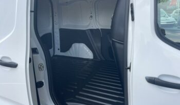 Image illustrative Fourgonnette occasion climatisation blanc banquise Reunion à saisir.