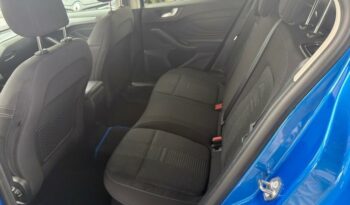 Image illustrative Berline occasion climatisation bleu azur métallisé Reunion à saisir.