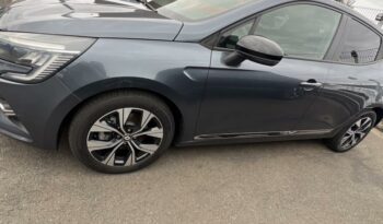 Clio occasion Reunion 1.6 e-tech 140ch evo bva, modèle 2022 à vendre.