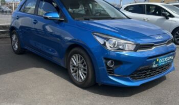 Image illustrative Berline occasion climatisation bleu azur métallisé Reunion à saisir.