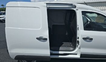 Image illustrative Fourgonnette occasion climatisation blanc glacier Reunion à saisir.